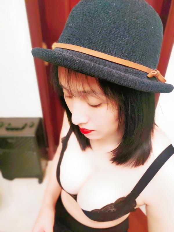 刚下海的大胸熟女 第1张