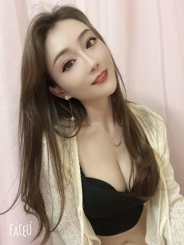 美女甜甜 第1张