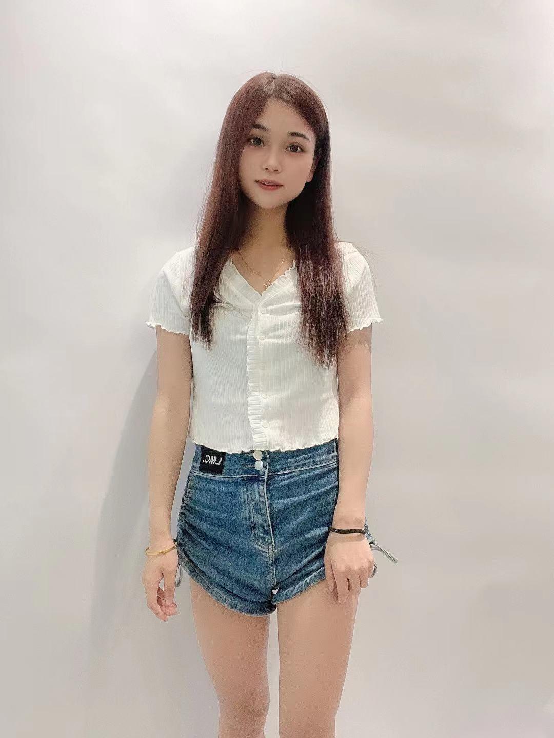 21岁一线天嫩妹子，毛很少，制服可选 第3张